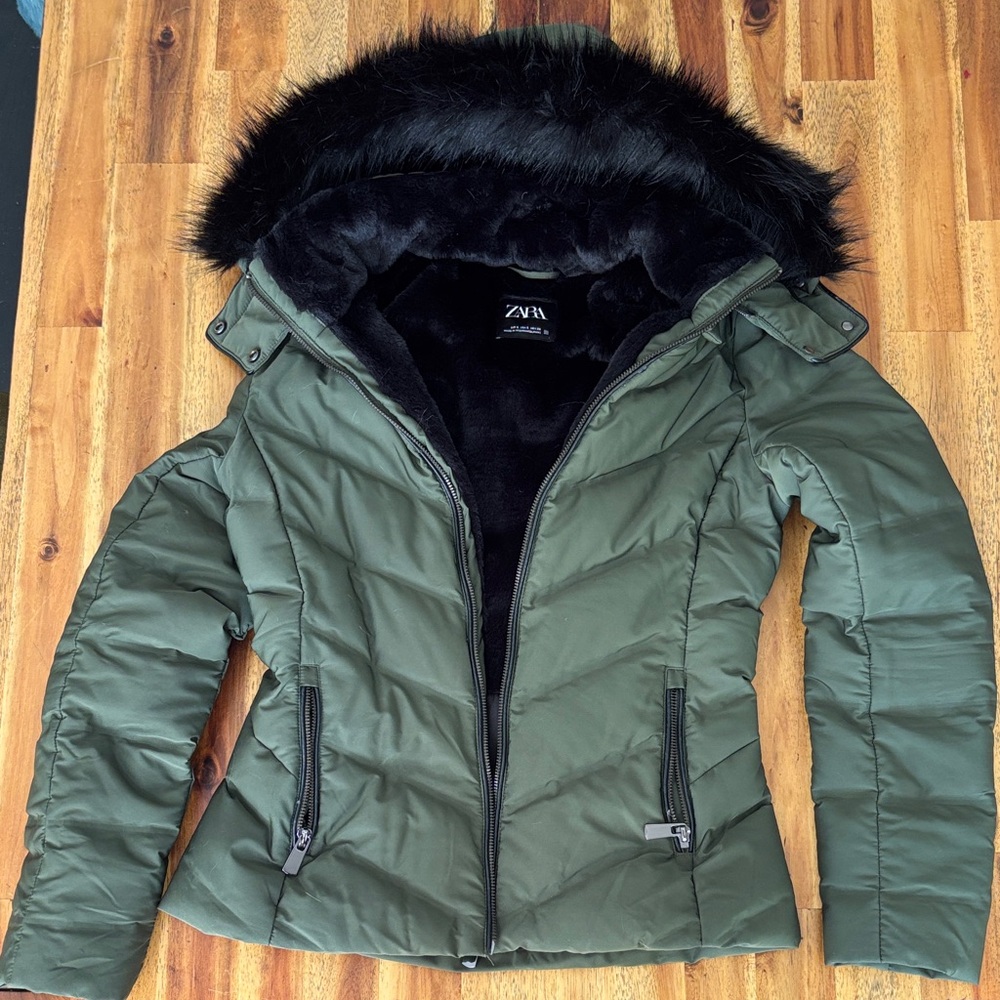 Zara Women's Green Puffer Coat with Black Fur Trim